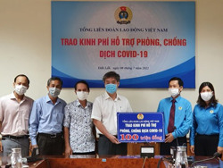 Trao 100 triệu đồng hỗ trợ Viện Vệ sinh dịch tễ Tây Nguyên