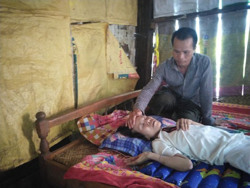 Mẹ mắc bệnh hiểm nghèo, chị 9 tuổi phải chăm em