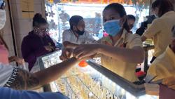 Giá vàng hôm nay 10-8: Giảm mạnh dưới ngưỡng 1.750 USD/ounce