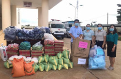 Tặng thiết bị y tế và nhu yếu phẩm cho Trung tâm Y tế huyện Krông Búk