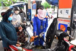 Giá xăng giữ nguyên, giá dầu giảm nhẹ