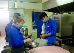 Trên 500 suất ăn miễn phí phục vụ công dân trở về từ T.P Hồ Chí Minh