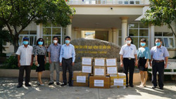 Các đơn vị trao tặng vật tư y tế phòng chống dịch cho Trung tâm Kiểm soát bệnh tật tỉnh