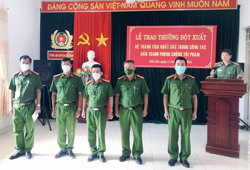 Công an tỉnh khen thưởng đột xuất cho Công an huyện Cư Kuin