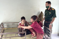Một gia đình quân nhân có con bị bại liệt cần giúp đỡ