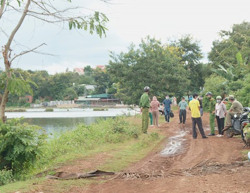 Phát hiện người phụ nữ mang thai tháng thứ 8 chết dưới hồ