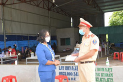 Tiếp sức cho các chốt phòng chống dịch