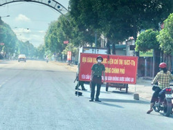 Người dân thị trấn M’Drắk đi chợ bằng thẻ từ ngày 16-8