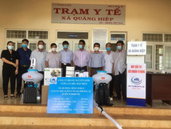 Trao tặng trang thiết bị phòng, chống dịch COVID-19 cho Trạm Y tế xã Quảng Hiệp (huyện Cư M’gar)