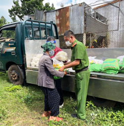 Công an xã Ea Drông trao quà tặng hộ gia đình có hoàn cảnh khó khăn