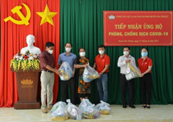 Trao tặng 200 phần quà cho người dân bị ảnh hưởng bởi dịch COVID-19