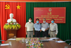 Trao 50 triệu đồng tặng Hội nạn nhân chất độc da cam/dioxin TP. Buôn Ma Thuột