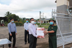 Lãnh đạo huyện Lắk thăm, tặng quà lực lượng đang làm nhiệm vụ tại các khu cách ly