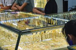 Giá vàng hôm nay 19-8: Bật tăng, USD bất ngờ suy yếu