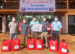 Trao 220 suất quà cho nông dân khó khăn huyện Krông Năng