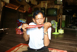 Một già làng đam mê nhạc cụ dân tộc