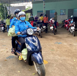 “Shipper áo xanh” chung tay chống dịch