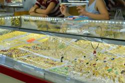 Giá vàng hôm nay 20-8: Lao xuống dốc khi giá dầu thô suy yếu, USD tăng giá