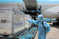 Thêm hơn 1,2 triệu liều vắc-xin Covid-19 của AstraZeneca về đến Việt Nam