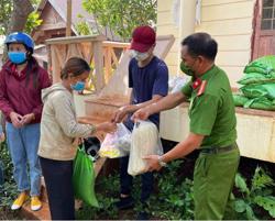 Thị xã Buôn Hồ thiết thực hỗ trợ người dân vùng cách ly