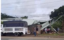 Bình Phước: Xe tải tông sập chốt kiểm soát dịch Covid-19, 1 đại úy công an và tài xế bị thương