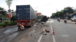 Cabin container bẹp dúm, 1 phụ nữ tử vong