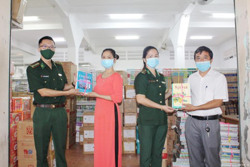 Tặng sách giáo khoa cho học sinh khó khăn vùng biên giới