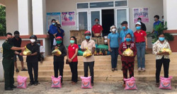 “Chuyến xe yêu thương” đến với nhân dân vùng biên giới