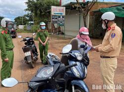 Công an Krông Búk tích cực hỗ trợ phòng, chống dịch