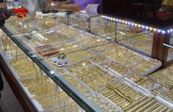 Giá vàng hôm nay 28-8: Vọt lên mạnh mẽ, USD suy yếu trên diện rộng