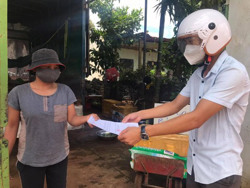 Huyện Krông Búk phát phiếu đi chợ cho người dân