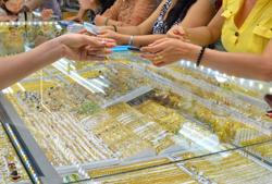 Giá vàng hôm nay 30-8: Vì sao giá vàng SJC bỏ xa thế giới?