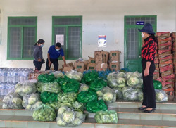 Huyện Ea H’leo: tặng quà người dân đang cách ly ở xã Ea Nam