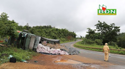 Xe tải “luồng xanh” chở 50 tấn gạo lật ngang gần cầu Đắk R’tíh