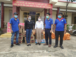 Huyện Lắk: Tặng quà cho người dân đang cách ly tập trung