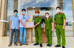 Tặng vật dụng thiết yếu cho y, bác sĩ và các chốt phòng, chống dịch