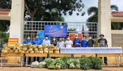 Tặng quà cho các khu cách ly tập trung tại xã Quảng Hiệp và Ea M’droh (huyện Cư M'gar)