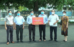 Huyện Ea Kar thăm, tặng quà khu điều trị bệnh nhân COVID-19 và khu cách ly tập trung tại các xã