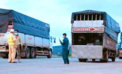 Một xe tải không có mã quét QR “luồng xanh” và chở người trái quy định