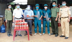 Công an huyện Cư Kuin hỗ trợ thực phẩm cho các chốt kiểm soát dịch COVID-19