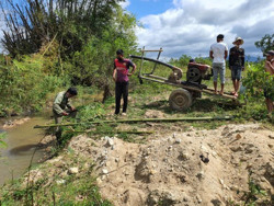 Nông dân M’Drắk chống hạn, cứu lúa hè thu
