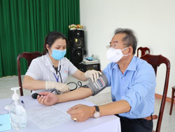 Người đến từ vùng dịch, đã tiêm đủ liều vắc xin phòng COVID-19 tự theo dõi sức khỏe tại nhà trong 7 ngày