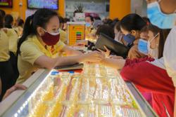 Giá vàng hôm nay 1-9: Lao lên dốc dù USD tăng giá