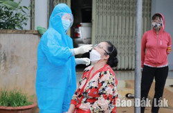 Huyện Cư Kuin: Tiến hành test nhanh COVID-19 cho người dân các xã Ea Ktur và Ea Tiêu