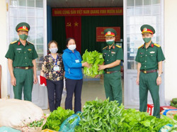 Trung đoàn 95 hỗ trợ nhân dân trên địa bàn đóng quân phòng, chống dịch COVID-19