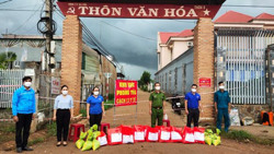 Huyện Đoàn Cư M’gar: Triển khai chương trình “Túi an sinh" và “Túi thuốc cộng đồng” tặng bà con khu vực cách ly, phong tỏa