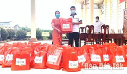 Huyện Cư Kuin: Trao gần 500 “Túi quà an sinh” cho người dân các buôn phong tỏa 