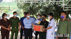 Bí thư Tỉnh ủy Nguyễn Đình Trung thăm, tặng quà chốt kiểm soát dịch COVID-19 ở xã Ea Trang