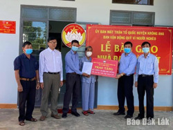 Bàn giao 7 nhà "Đại đoàn kết" cho gia đình khó khăn tại Krông Ana