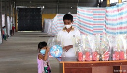 Tặng 200 phần quà trung thu cho thiếu nhi đang điều trị, thực hiện cách ly COVID-19